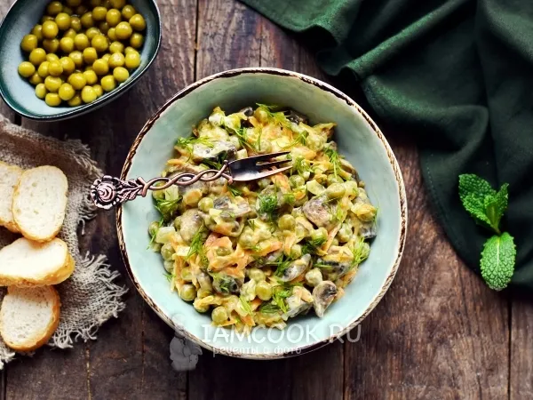 Фото блюда: Салат с шампиньонами и зеленым горошком