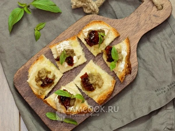 Фото блюда: Мини-бутерброды с бри, тапенадой и вялеными помидорами