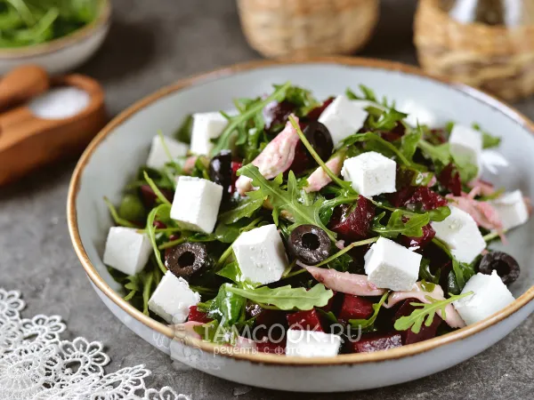 Фото блюда: Салат из свеклы с курицей и сыром фета