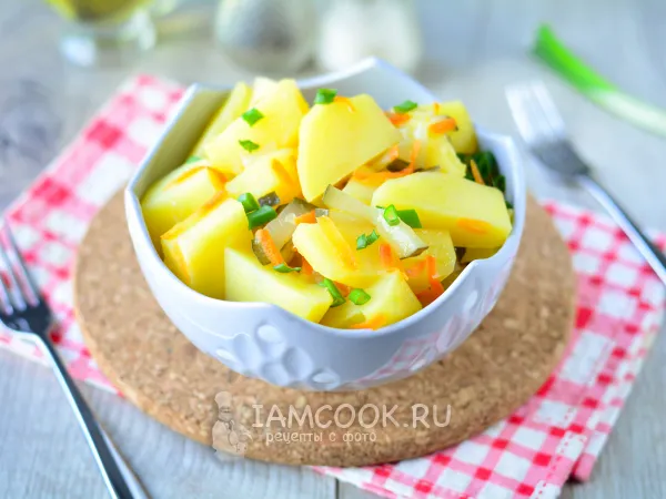 Фото блюда: Тушеная картошка с солеными огурцами