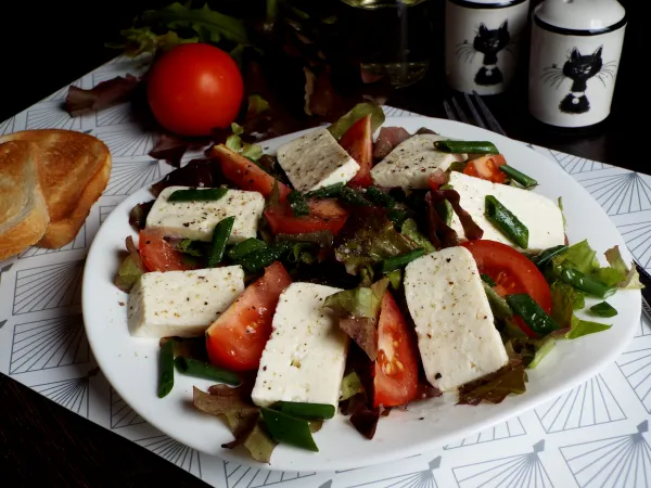 Фото блюда: Салат с адыгейским сыром и помидорами