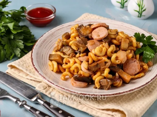 Фото блюда: Макароны с сосисками и баклажанами в томатном соусе