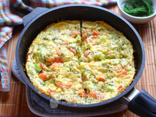 Фото блюда: Омлет с кабачками и помидорами на сковороде