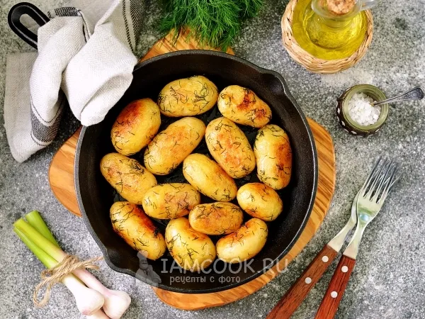 Фото блюда: Молодой картофель с чесноком и укропом на сковороде