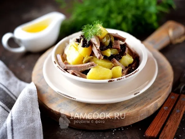 Фото блюда: Салат из свиного языка с вялеными томатами