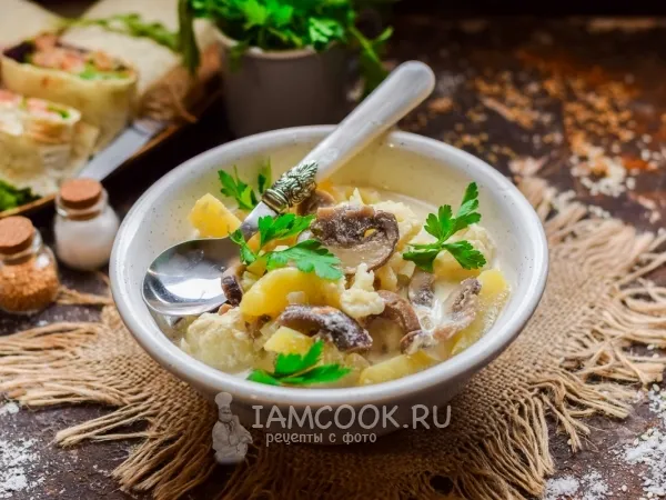 Фото блюда: Тушеная картошка с грибами в сметане