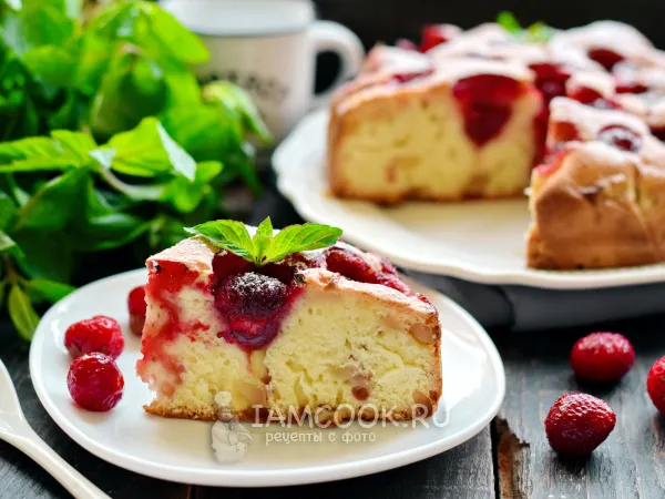 Фото блюда: Шарлотка с клубникой и яблоками в духовке