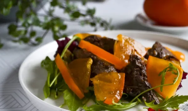 Фото блюда: Салат с куриной печенью и хурмой