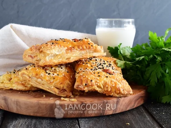 Фото блюда: Слойки с колбасой и сыром