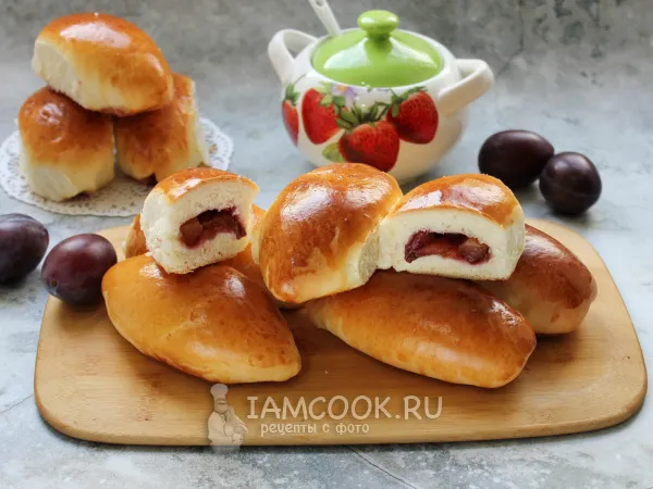 Фото блюда: Пирожки со сливами из дрожжевого теста