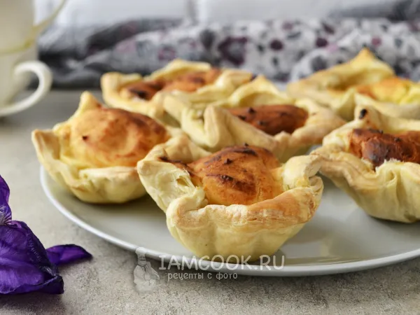 Фото блюда: Маффины из слоеного теста с начинкой (с творогом)