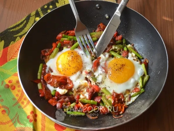 Фото блюда: Яичница со спаржей и вялеными помидорами