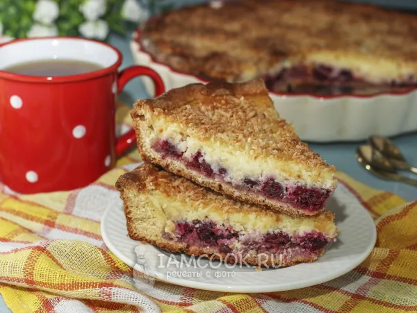 Фото блюда: Дрожжевой пирог с вишней, творогом и кокосовой стружкой
