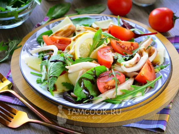 Фото блюда: Салат с кальмарами, помидорами и сыром