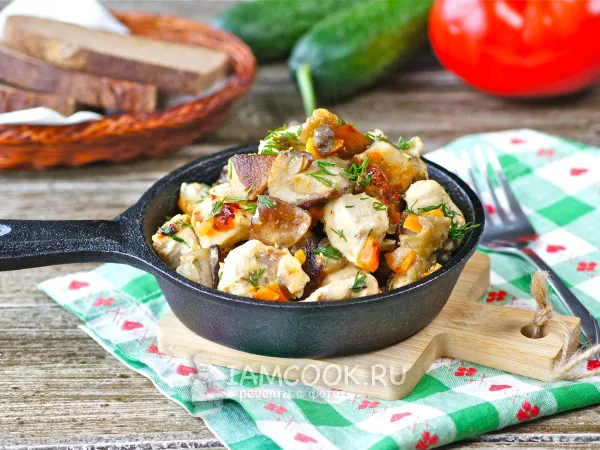 Фото блюда: Куриная грудка с грибами на сковороде