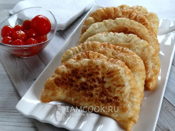 Фото блюда: Чебуреки из слоеного теста на сковороде