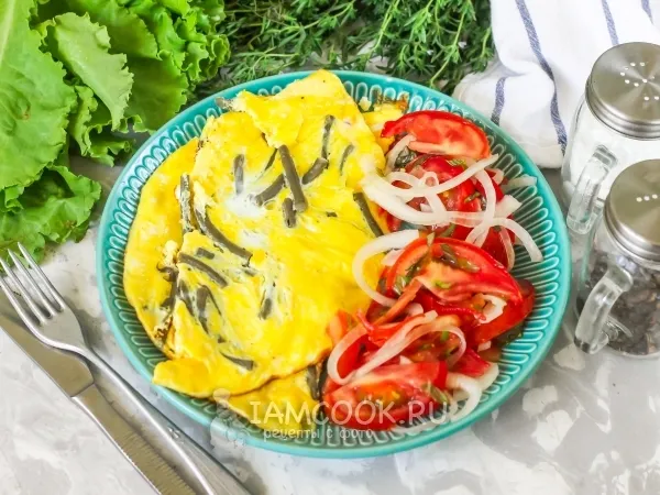 Фото блюда: Омлет с чесночными стрелками на сковороде