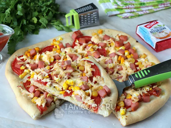 Фото блюда: Пицца с плавленым сыром (и колбасой)