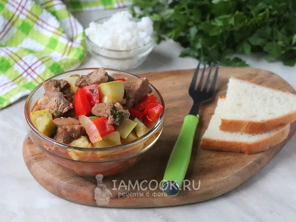 Фото блюда: Говядина с кабачками в мультиварке (тушеные)