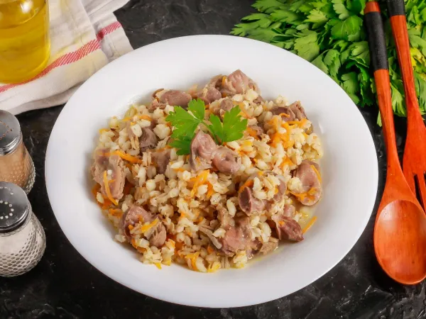 Фото блюда: Куриные желудки с перловкой в мультиварке