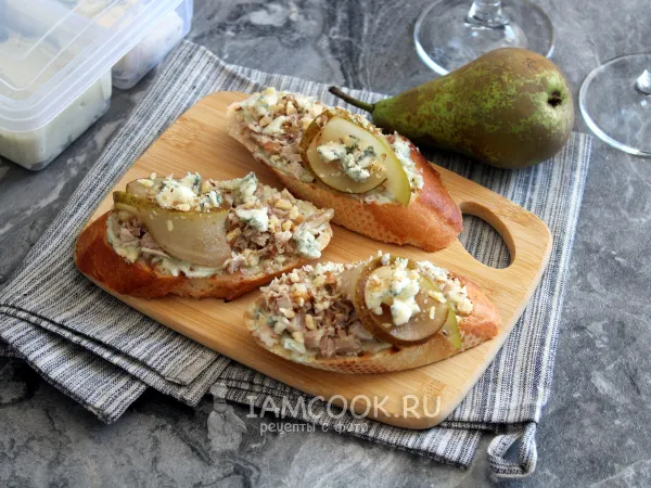 Фото блюда: Брускетта с сыром Дор-блю и грушей