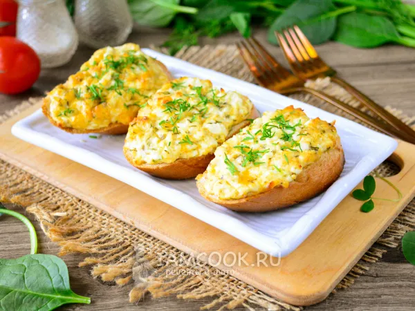 Фото блюда: Горячие бутерброды с творогом и сыром в духовке