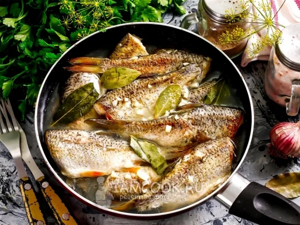 Фото блюда: Тушеная плотва с чесноком