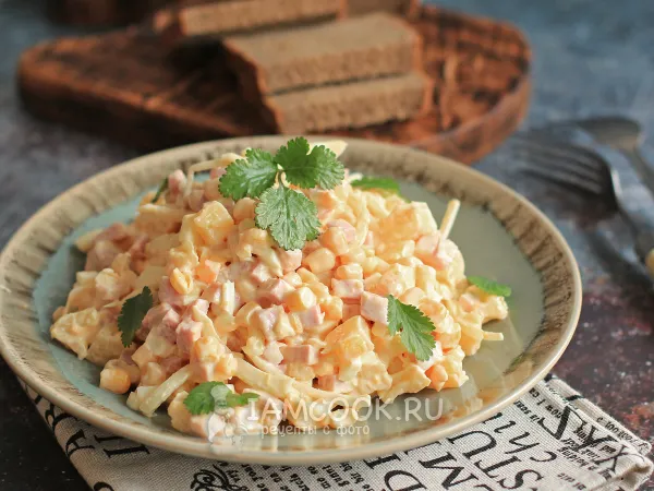 Фото блюда: Салат с копченым мясом и кукурузой