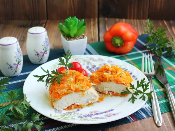 Фото блюда: Куриная грудка с морковью и луком