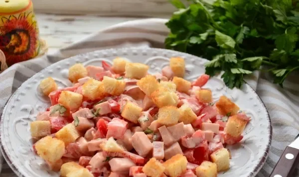 Фото блюда: Салат с ветчиной, сухариками, помидорами и перцем
