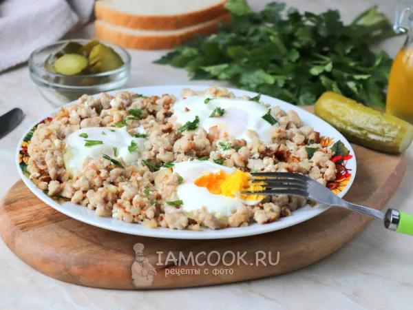 Фото блюда: Яичница с фаршем на сковороде