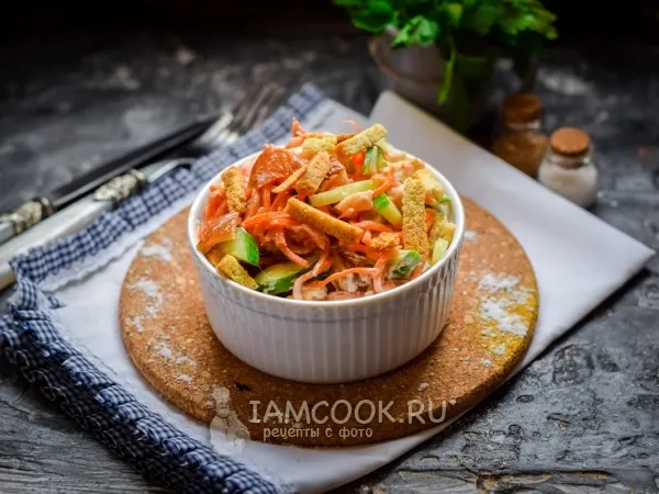 Фото блюда: Салат с копченой курицей, корейской морковкой и сухариками