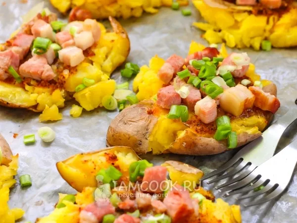Фото блюда: Мятый картофель с ветчиной в духовке