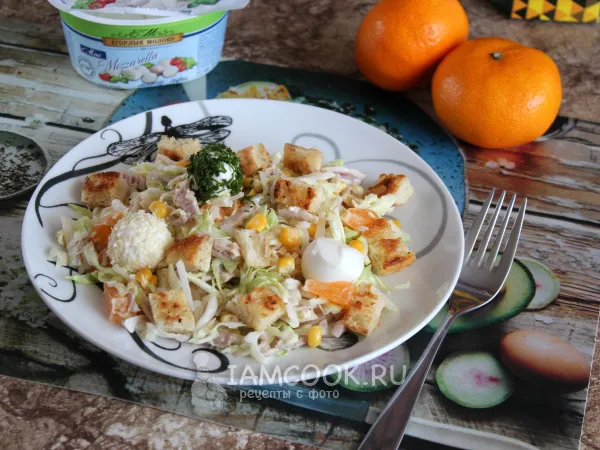 Фото блюда: Салат «Ревнивец» с курицей и сухариками