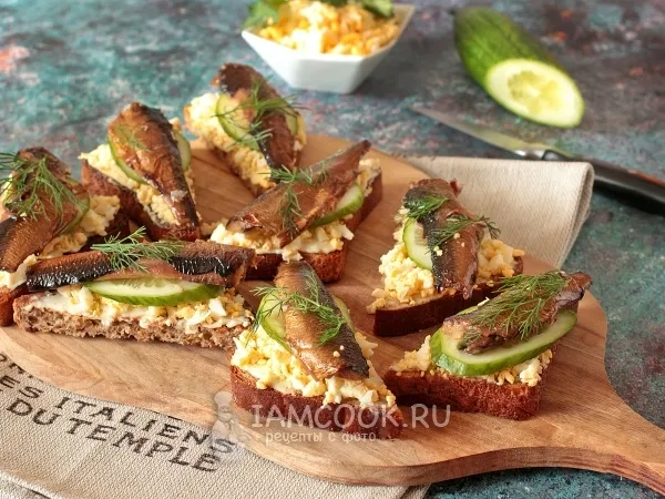 Фото блюда: Чесночные гренки с яйцом, шпротами и огурцом