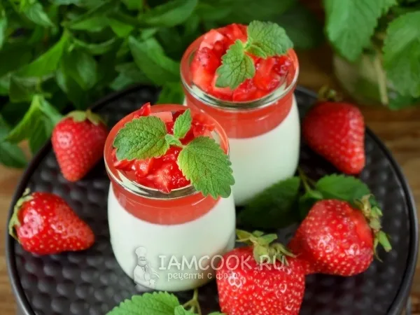 Фото блюда: Панна-котта с чаем матча и клубникой