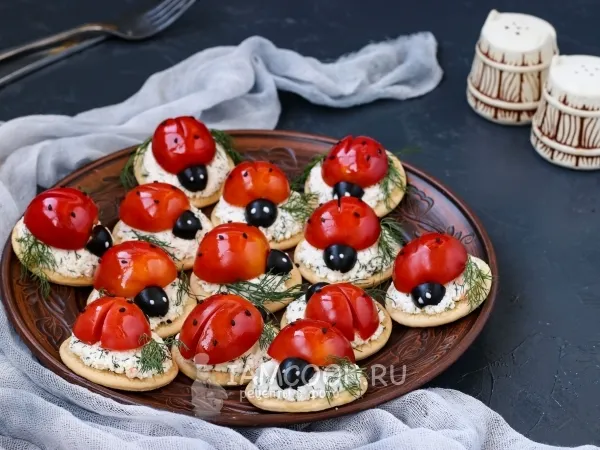 Фото блюда: Закуска на крекерах «Божьи коровки» (с творогом)