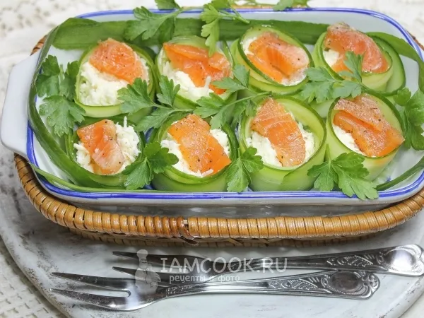 Фото блюда: Огуречные бочонки с плавленным сыром и красной рыбой