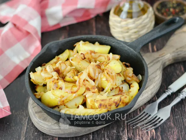 Фото блюда: Жареная вареная картошка с луком на сковороде