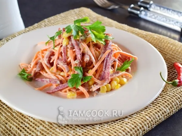 Фото блюда: Салат с морковкой, колбасой и кукурузой