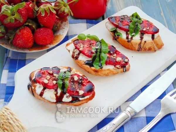 Фото блюда: Брускетты с клубникой и базиликом