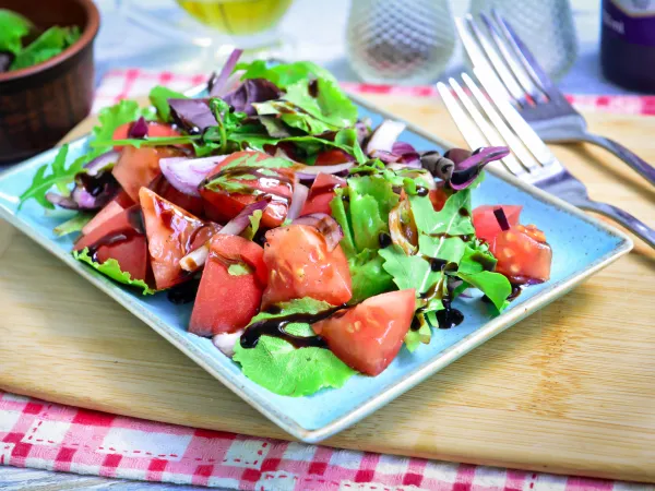 Фото блюда: Салат с бальзамическим соусом и помидорами