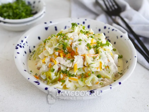 Фото блюда: Тушеная курица в сметане с капустой