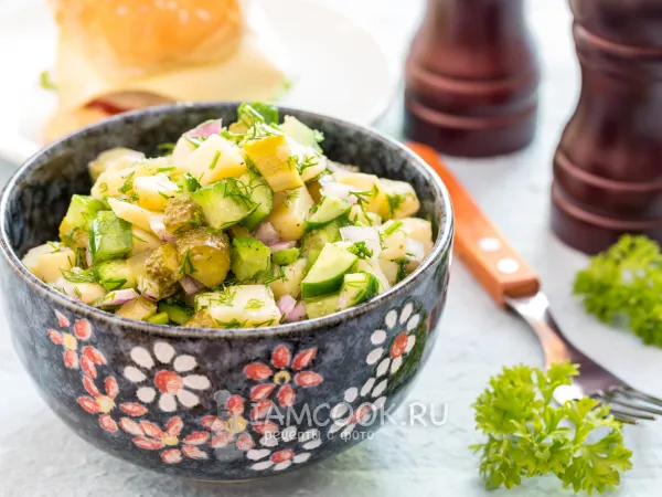 Фото блюда: Салат из картофеля с маринованными и свежими огурцами