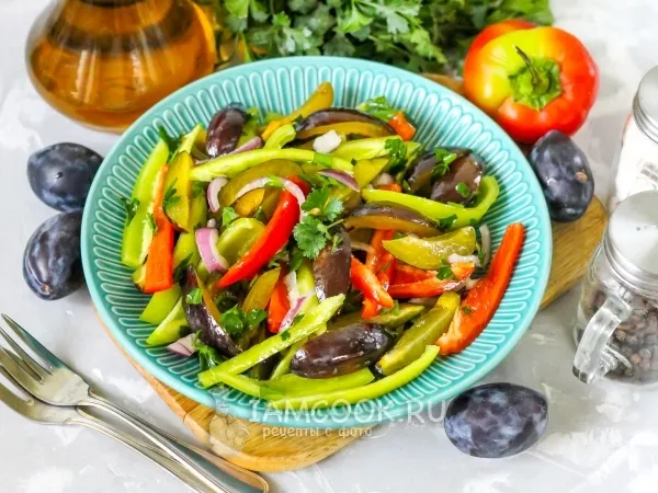 Фото блюда: Салат со сливами и болгарским перцем