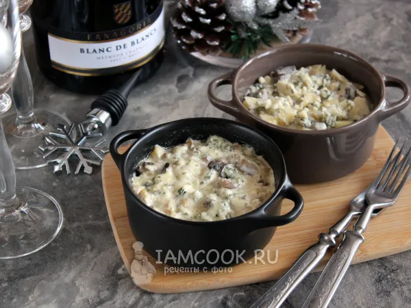 Фото блюда: Жульен с сыром Дор Блю, с курицей и шампиньонами