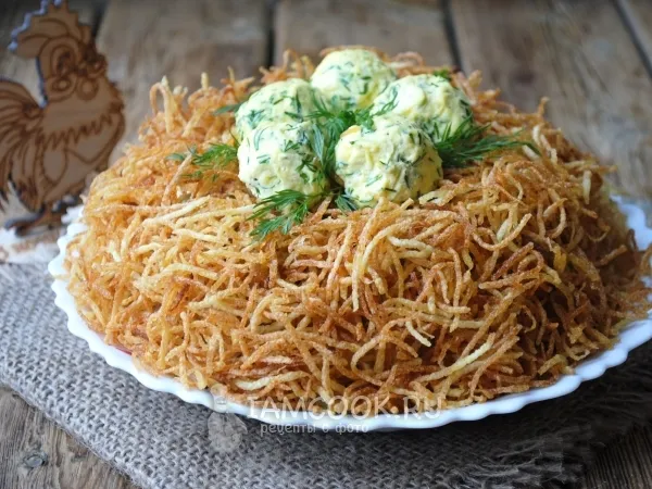 Фото блюда: Салат «Гнездо глухаря» с языком