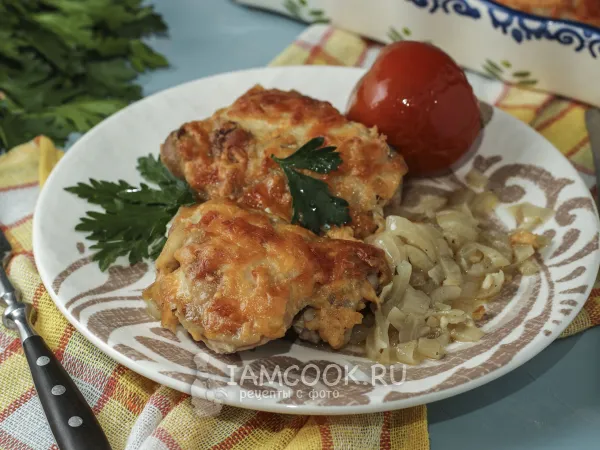 Фото блюда: Куриные бедра в луково-сырном соусе
