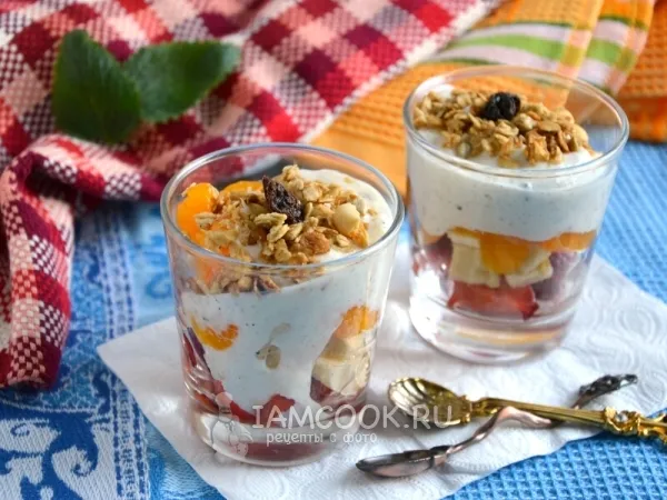 Фото блюда: Фруктовый салат с мюсли и сметанным соусом