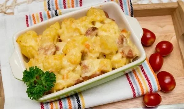 Фото блюда: Картофель, тушенный с сосисками под сырной шубкой